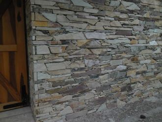 C-15 Muro patagónico matizado colocación de punta — en Sauce Viejo