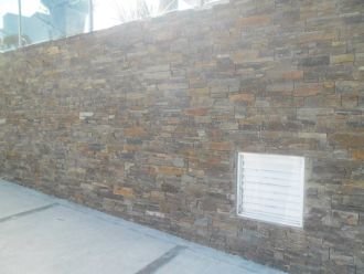 E-02 Panel pre-armado de piedra rústica de 61x15 cm.