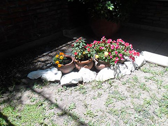 Piedra blanca en terrones para jardín.